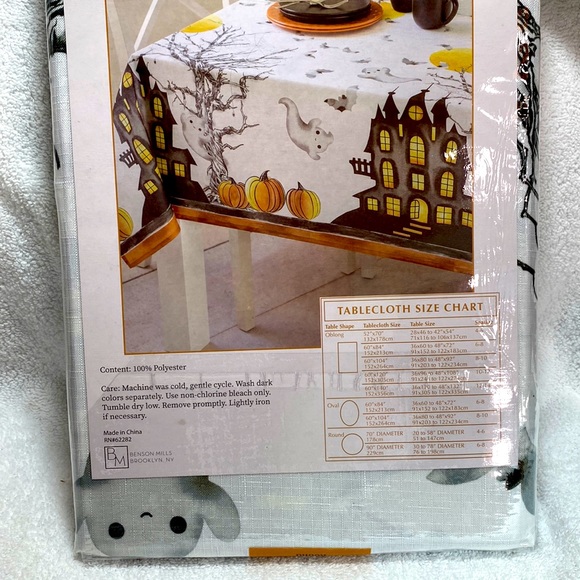 70” TABLECLOTH ROUND HAUNTED MANSION 100% HALLOWEEN POLYESTER WASHABLE - Picture 5 of 10